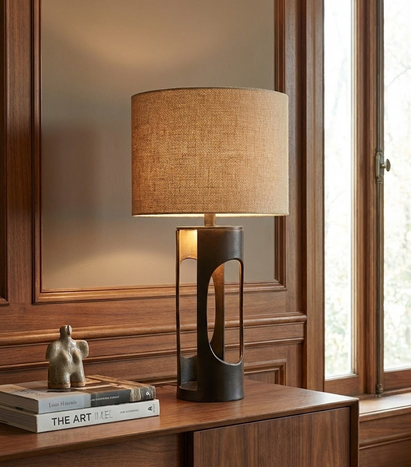 CAST METAL TABLE LAMP